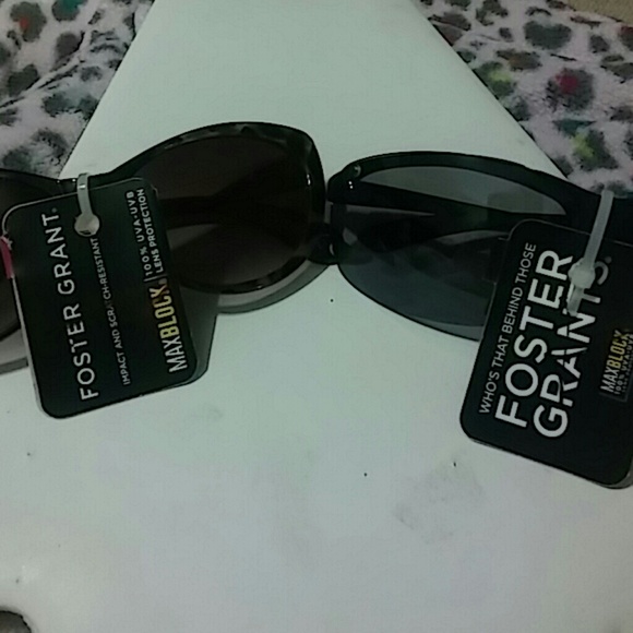 *Foster Grant* His & Hers sunglasses - Picture 3 of 3